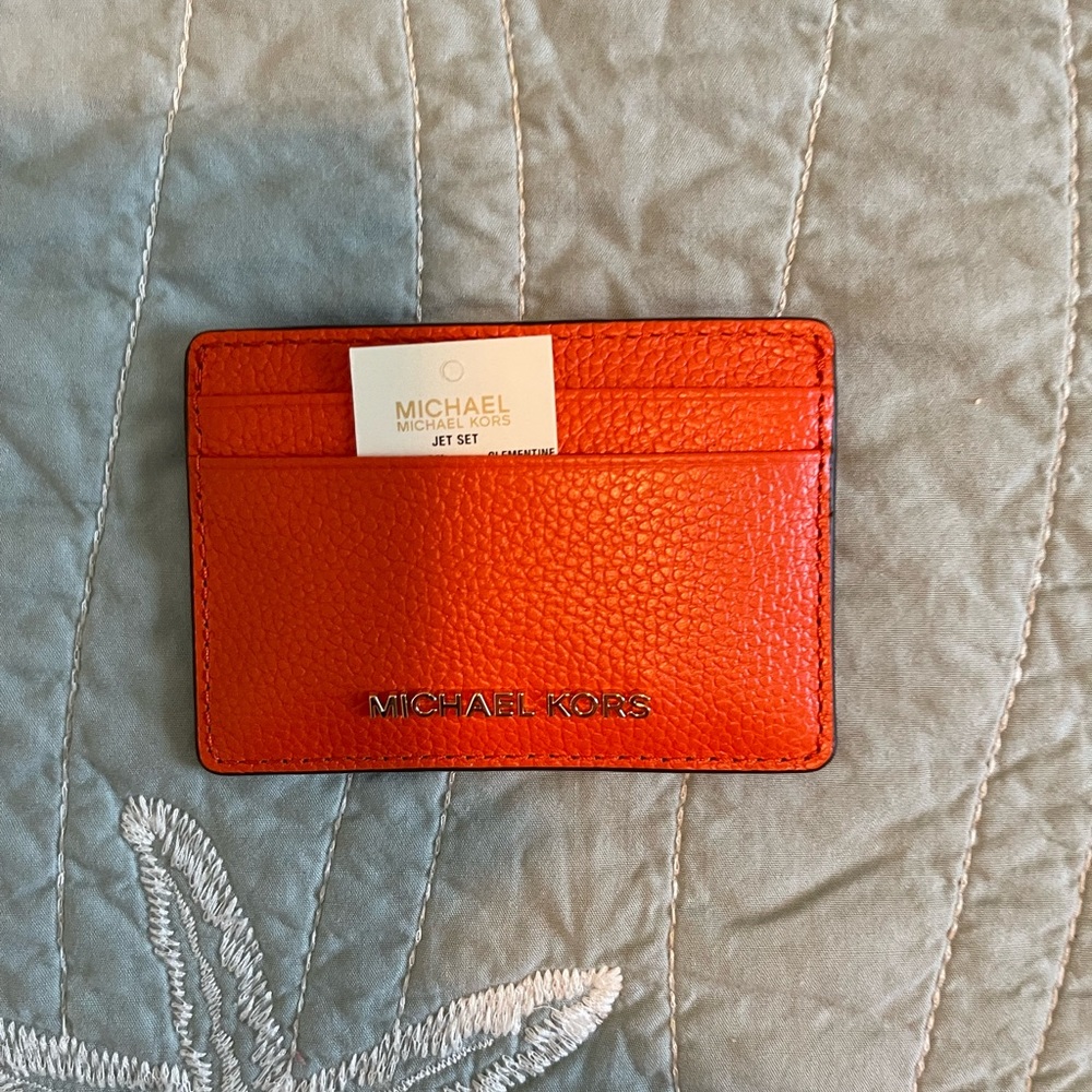 • Card case
• Pebbled Leather (color Clementine)